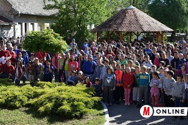 Az idei munkaakció egy közös képpel kezdődött a helyi közösség udvarán (Majláth Béla felvétele)