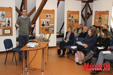 Lencsés Ákos ismerteti az adatbázissal kapcsolatos tudnivalókat a jelenlevőknek (Tóth Péter felvétele)