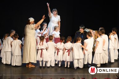 A völgyparti és törökfalusi óvodások a színpadon (Lakatos János felvétele)