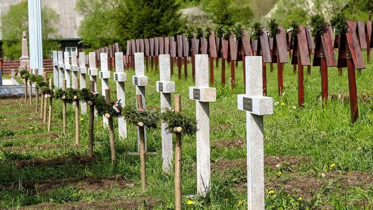 Emlékeztetőül: a Magyar Királyi 10. Honvéd Gyalogezred miskolci katonáinak sírjai fölé a dormánfalvi önkormányzat által emelt betonkeresztek a Székelyföld határán fekvő Úzvölgye átalakított magyar katonai temetőjében 2019. május 17-én. (Fotó: MTI)