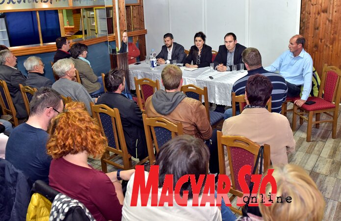 Az est vendégei a ludasi civil szervezetek tagjaival beszélgettek (Fotó: Gergely Árpád)