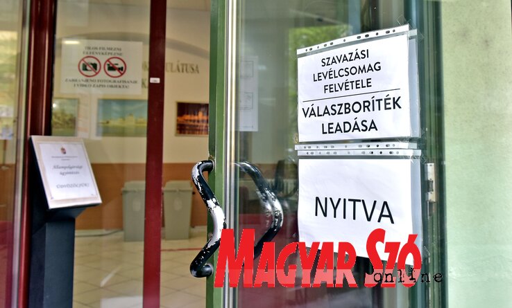 A Főkonzulátus meghosszabbított nyitvatartással fogadja a polgárokat (Fotó: Gergely Árpád)