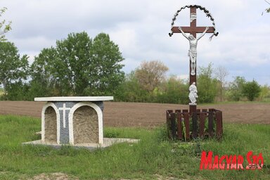 A felújított kereszt és a szabadtéri oltár (Lakatos János felvétele)
