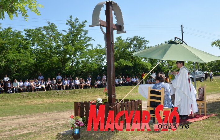 Ft. Zsolnai István gunarasi plébános szentmisét celebrált az Úr napi búcsún (Lakatos János felvétele) Ft. Zsolnai István gunarasi plébános szentmisét celebrált az Úr napi búcsún (Lakatos János felvétele)