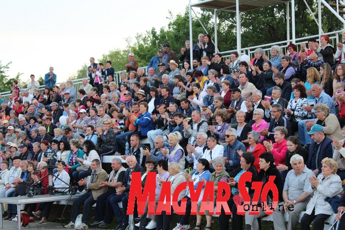 Megtelt a zobnaticai lelátó (Kiss Zoltán felvétele) Megtelt a zobnaticai lelátó (Kiss Zoltán felvétele)
