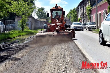 Felmarják a régi aszfaltburkolatot a Bosa Milićević utcában (Fotó: Gergely Árpád)
