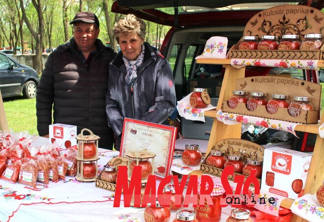 Kulcsár Imre és Rózsa, akik családi vállalkozásként készítik a fűszerpaprikát és a paprikalekvárt (Fotó: Szabó Nóra)