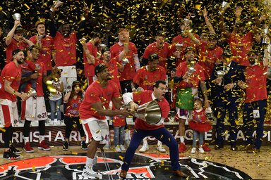 A nagy ünneplésből Dimitrisz Itudisz edző is bőven kivette a részét (Fotó: Beta/AP)