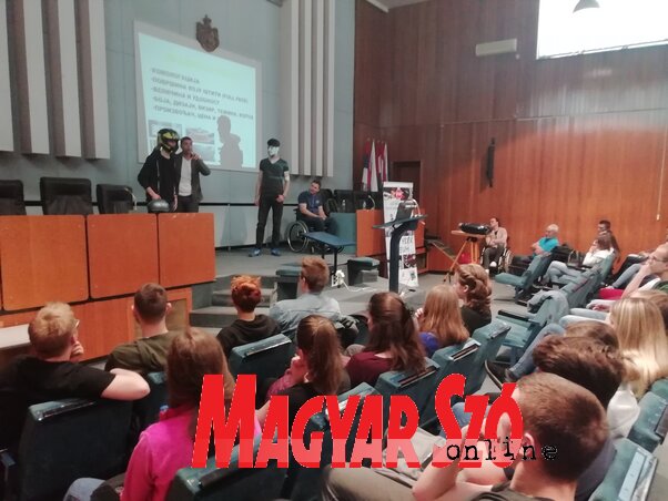 Megtörtént esetek ismertetésével oktatták a diákokat a helyes közlekedésre (Fotó: Lackó Varjú Sára)