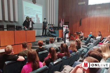 Megtörtént esetek ismertetésével oktatták a diákokat a helyes közlekedésre (Fotó: Lackó Varjú Sára)