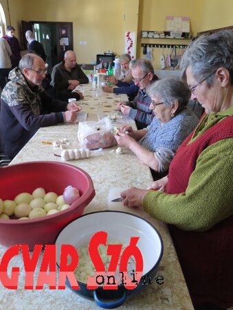 Az ügyes kezű asszonyoknak a vendégek is segítettek (Fotó: Stanyó Gábor) Az ügyes kezű asszonyoknak a vendégek is segítettek (Fotó: Stanyó Gábor)
