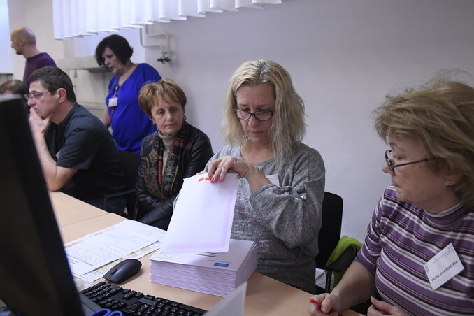 A levélszavazatok ellenőrzése a tavalyi parlamenti választáson (Fotó: MTI)
