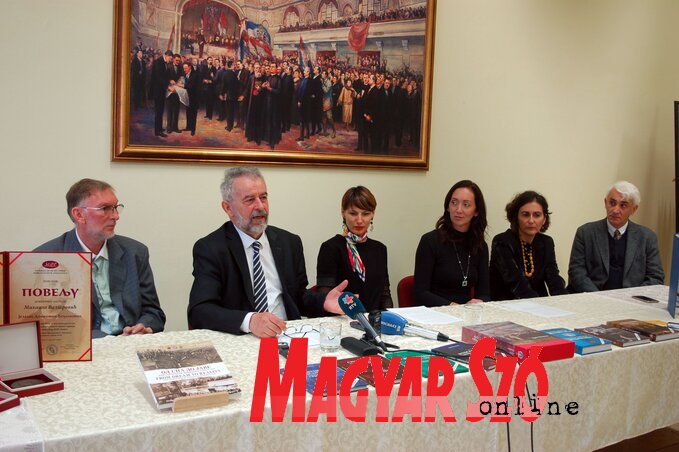 Az újvidéki médiatájékoztatón Dragana Milošević tartományi művelődési titkár asszony és Tijana Stanković Pešterac, a Vajdasági Múzeum segédigazgatója néhány díjazottal: Aleksandar Petijevićtyel, Drago Njegovannal, Suzana Milovanovićtyal (Bozsoki Valéria felvétele)