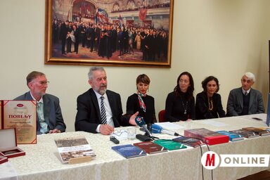 Az újvidéki médiatájékoztatón Dragana Milošević tartományi művelődési titkár asszony és Tijana Stanković Pešterac, a Vajdasági Múzeum segédigazgatója néhány díjazottal: Aleksandar Petijevićtyel, Drago Njegovannal, Suzana Milovanovićtyal (Bozsoki Valéria felvétele)