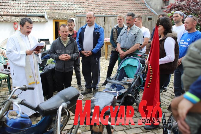 Ft. Zsolnai István plébános felszenteli a zászlót (Lakatos János felvétele)