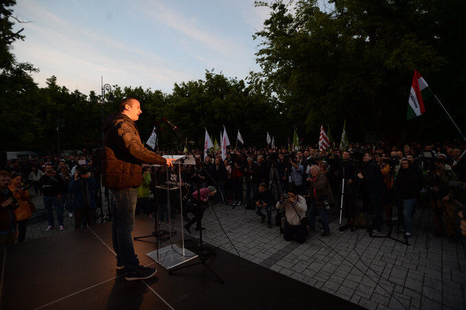 Toroczkai beszél a tüntetőkhöz (Fotó: MTI) Toroczkai beszél a tüntetőkhöz (Fotó: MTI)