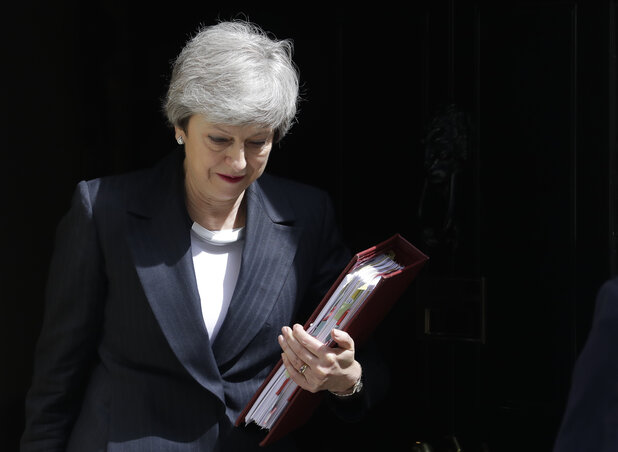 Egyre kifejezettebb az arra irányuló politikai nyomás, hogy Theresa May mielőbb jelentse be távozásának menetrendjét (Fotó: AP/Beta)