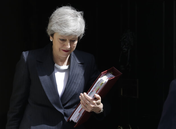 Egyre kifejezettebb az arra irányuló politikai nyomás, hogy Theresa May mielőbb jelentse be távozásának menetrendjét (Fotó: AP/Beta) Egyre kifejezettebb az arra irányuló politikai nyomás, hogy Theresa May mielőbb jelentse be távozásának menetrendjét (Fotó: AP/Beta)