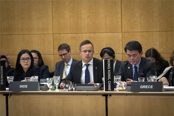 Szijjártó Péter felszólal az OECD párizsi ülésén (Fotó: MTI) Szijjártó Péter felszólal az OECD párizsi ülésén (Fotó: MTI)