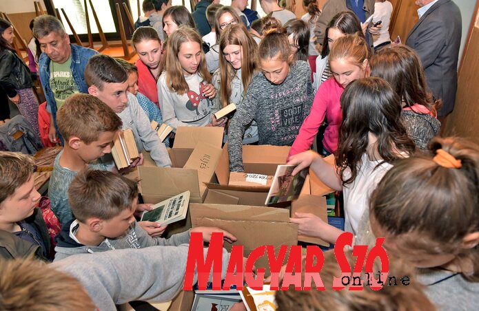 Az iskola diákjai az új könyveket lapozgatják (Fotó: Gergely Árpád)