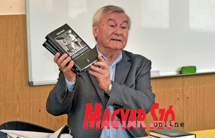 Dudás Károly előző kötetét mutatja a diákoknak (Fotó: Gergely Árpád) Dudás Károly előző kötetét mutatja a diákoknak (Fotó: Gergely Árpád)