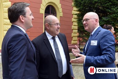 Nikola Selaković, Pásztor István és Norbert Beckermann-Dierkes beszélget a konferencia előtt (Fotó: Ótos András)