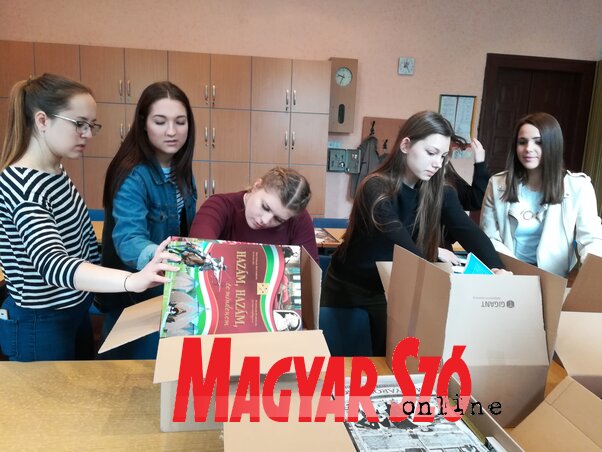 A diákok érdeklődéssel vették kézbe a kiváló szépirodalmi és szakmai köteteket (Fotó: Fehér Rózsa)