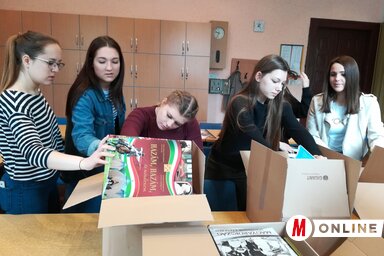 A diákok érdeklődéssel vették kézbe a kiváló szépirodalmi és szakmai köteteket (Fotó: Fehér Rózsa)