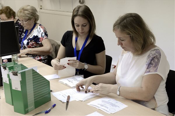 Az NVI-ben a 2016-os népszavazásra érkezett levélszavazatokat számlálják (Fotó: MTI)