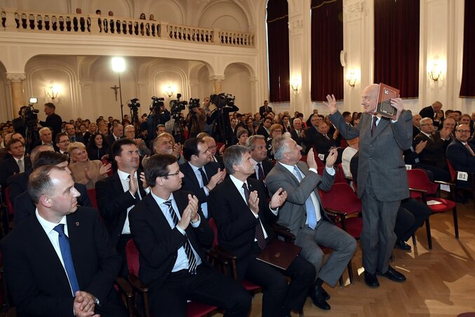 Az első sorban ül Csáky Csongor, Gulyás Gergely, Kövér László és Semjén Zsolt, áll Halzl József (Fotó: MTI)