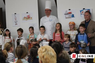 A legkisebb séfek tanítónőjükkel és a könyv szerzőivel (Kiss Zoltán felvétele)