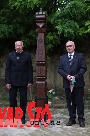 A kopjafa ünnepélyes leleplezése (Lakatos János felvétele) A kopjafa ünnepélyes leleplezése (Lakatos János felvétele)