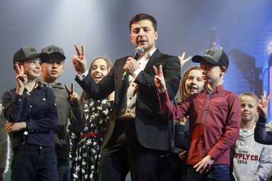 Volodimir Zelenszkij, a hazájában népszerű komikus egyértleműen a második forduló esélyesebbike (fotó: AP/Beta)