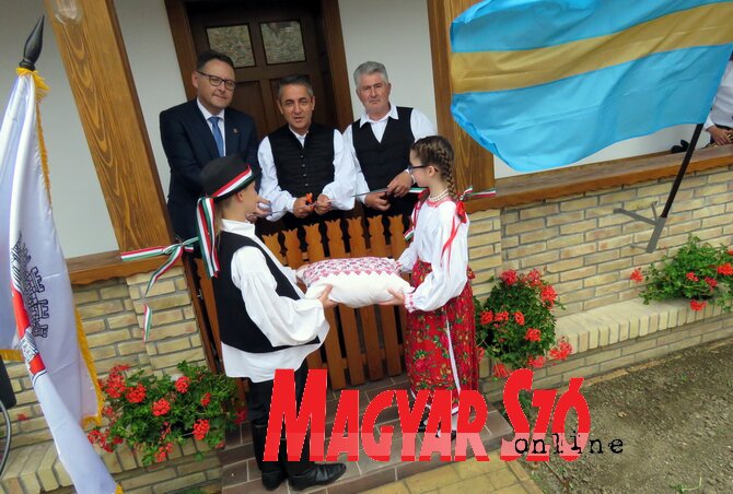 A tájházat Saša Pavlov Pancsova polgármestere, Potápi Árpád János és Lőcsei Vilmos nyitották meg(Kecskés István felvétele)