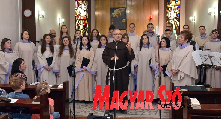 A Kapisztrán Ferences Ifjúsági Kórus újvidéki gálakoncertjén(Ótos András felvétele)