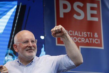 Az ünneplő Frans Timmermans (Fotó:Beta