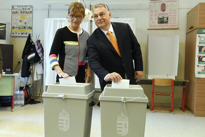 Lévai Anikó és Orbán Viktor leadja a voksát (Fotó:MTI)