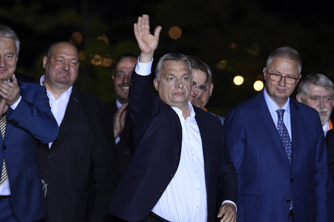Orbán Viktor magyar miniszterelnök, a Fidesz elnöke integet beszéde végén a Fidesz-KDNP eredményváró rendezvényén (Fotó: MTI/Koszticsák Szilárd)