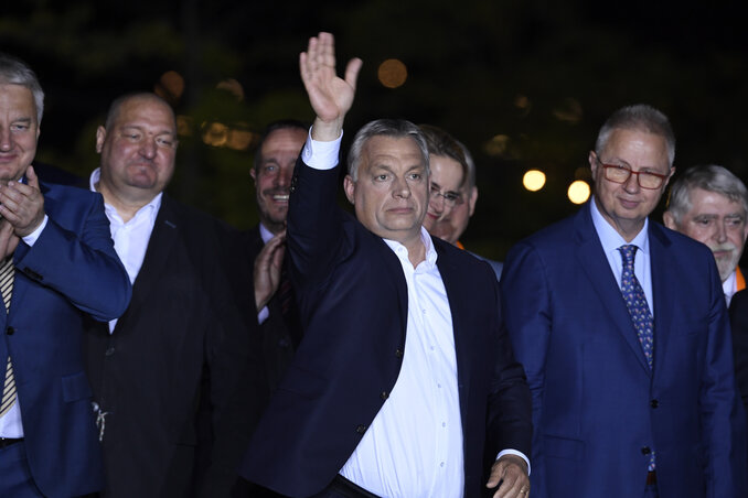 Orbán Viktor magyar miniszterelnök, a Fidesz elnöke integet beszéde végén a Fidesz-KDNP eredményváró rendezvényén (Fotó: MTI/Koszticsák Szilárd) Orbán Viktor magyar miniszterelnök, a Fidesz elnöke integet beszéde végén a Fidesz-KDNP eredményváró rendezvényén (Fotó: MTI/Koszticsák Szilárd)