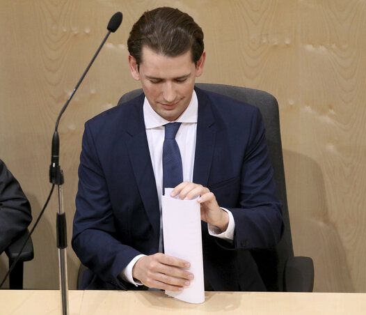 A 32 éves Sebastian Kurz 1945 óta az első osztrák kancellár, aki ellen megszavazták a bizalmatlansági indítványt. Ez volt a 186. ilyen eset (Fotó: AP/Beta) A 32 éves Sebastian Kurz 1945 óta az első osztrák kancellár, aki ellen megszavazták a bizalmatlansági indítványt. Ez volt a 186. ilyen eset (Fotó: AP/Beta)