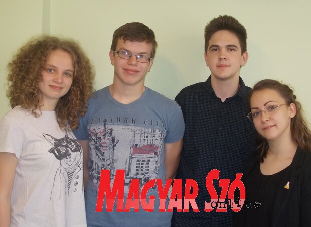 A Bolyai kiválóságai: Paróczi Orsolya, Gál József, Szögi Roland, Nagy Kinga (Gruik Zsuzsa felvétele) A Bolyai kiválóságai: Paróczi Orsolya, Gál József, Szögi Roland, Nagy Kinga (Gruik Zsuzsa felvétele)