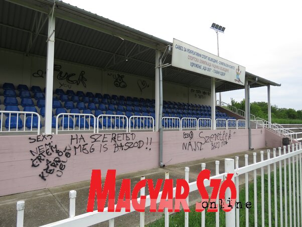 Az adai futballpálya megrongált és összefirkált lelátója (Csincsik Zsolt felvétele) Az adai futballpálya megrongált és összefirkált lelátója (Csincsik Zsolt felvétele)