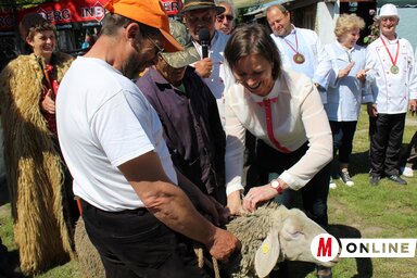 Az első nyisszentést a nagykövetségi tanácsos végezte el (Kiss Zoltán felvétele)