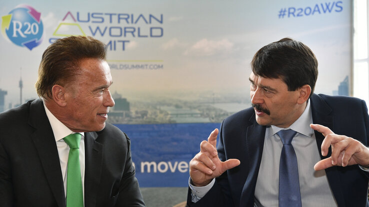 Áder János Arnold Schwarzeneggerrel beszélget a konferencia szünetében (Fotó: MTI)