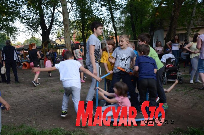 A falunapon alaposan letesztelték a gyerekek a játékelemeket, az örvényforgó folyamatos használatban volt (Kazinczy Paszterkó Diana felvétele) A falunapon alaposan letesztelték a gyerekek a játékelemeket, az örvényforgó folyamatos használatban volt (Kazinczy Paszterkó Diana felvétele)