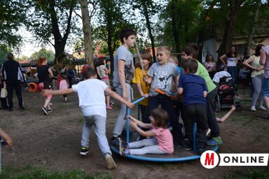A falunapon alaposan letesztelték a gyerekek a játékelemeket, az örvényforgó folyamatos használatban volt (Kazinczy Paszterkó Diana felvétele)