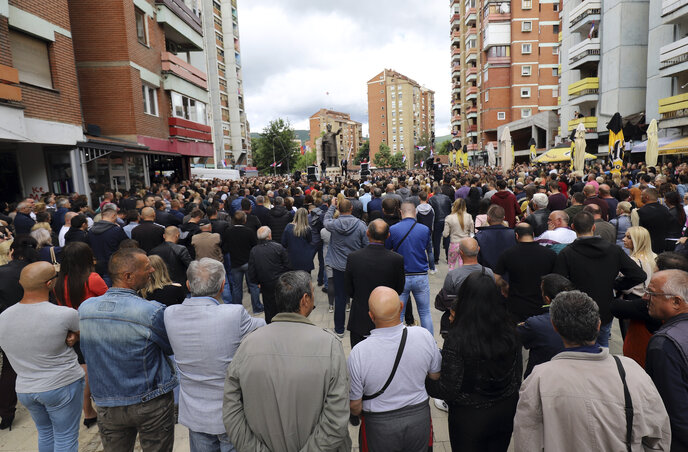 A letartóztatások ellen tiltakozó szerbek Kosovska Mitrovicában (Fotó: Beta/AP) A letartóztatások ellen tiltakozó szerbek Kosovska Mitrovicában (Fotó: Beta/AP)