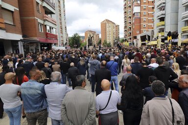 A letartóztatások ellen tiltakozó szerbek Kosovska Mitrovicában (Fotó: Beta/AP)