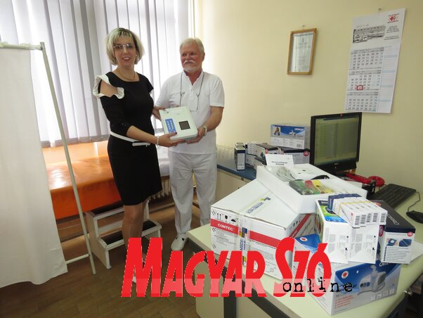 Dr. Szabó Szilvia átadja az EKG-készüléket dr. Balog Andrásnak (Csincsik Zsolt felvétele)