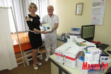 Dr. Szabó Szilvia átadja az EKG-készüléket dr. Balog Andrásnak (Csincsik Zsolt felvétele)